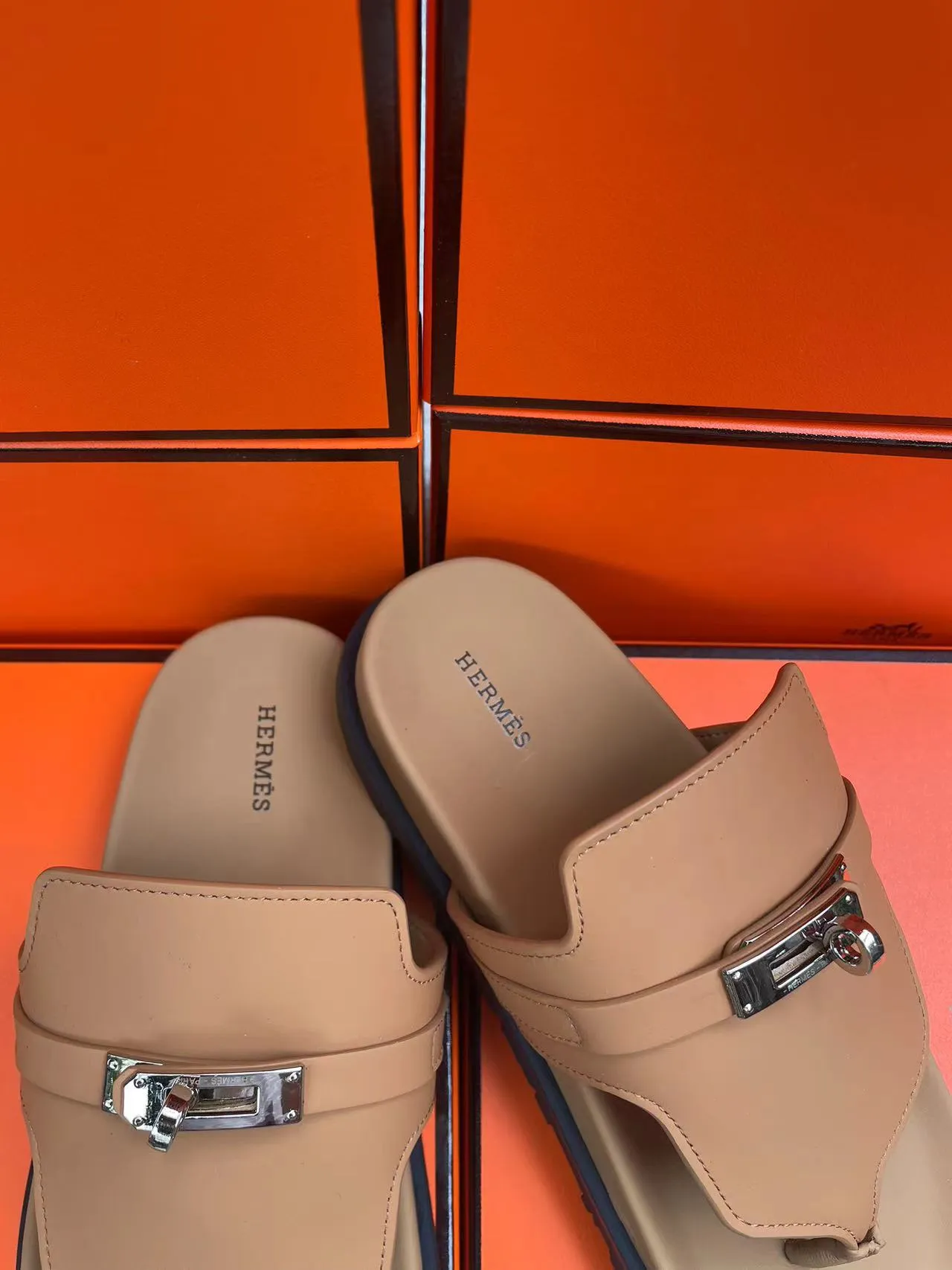👟👟Ex-factory price 480👟👟, H HERMES is the same style for men and women, the couple's second uncle shoes that have become very popular recently - sandals, paired with various colorful socks, very trendy ✅Upper: imported mixed sheepskin and deerskin ✅Inner: imported mixed sheepskin ✅Outsole: Tpu non-slip and wear-resistant outsole ✅Size: women's 35-42. Male 38-46